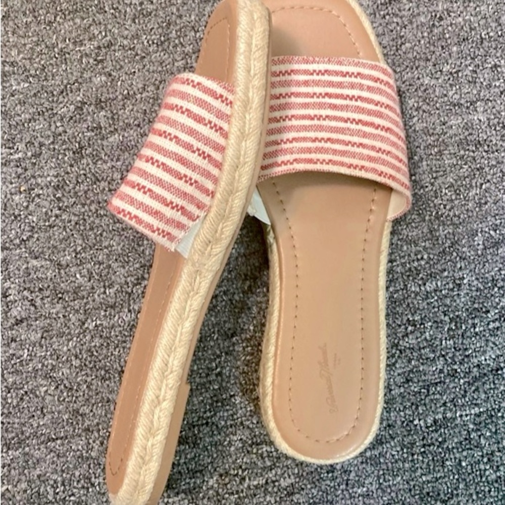 Universal Thread Flip Flops - Picture 3 of 3